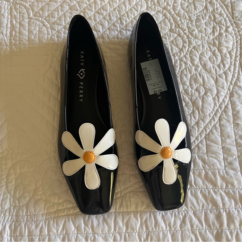 Katy Perry Collections Black Patent Flats with White Daisy and Yellow Center